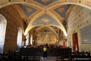 Vue de la Salle du Conseil du Palais des Prieurs à Volterra