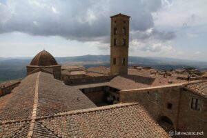 Vue sur Volterra depuis le Palais des Prieurs à Volterra