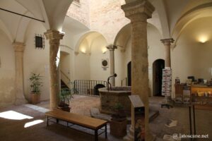 Vue de la cour du Palais Municipal de Pienza