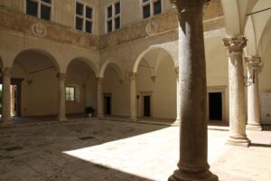 Vue de la cour du Palais Piccolomini de Pienza