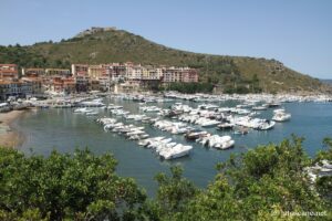 Photo de Porto Ercole avec la Marina sur l'Argentario