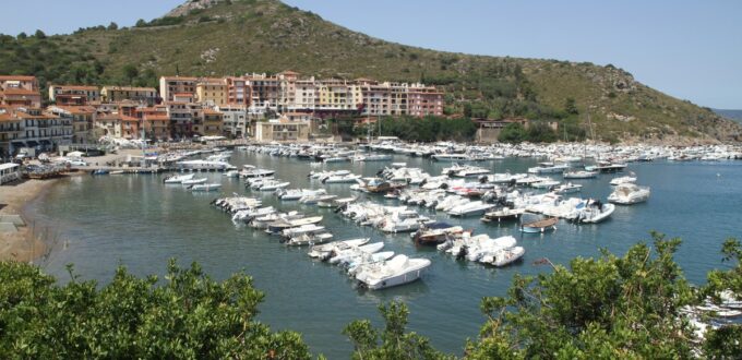 Photo de Porto Ercole avec la Marina sur l'Argentario