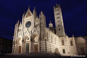 Photo de la cathédrale de Sienne de nuit