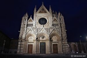 Photo de la cathédrale de Sienne de nuit