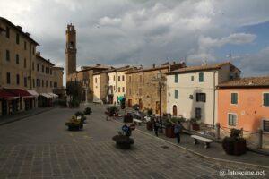 Photo de la Piazza Garibaldi à Montalcino