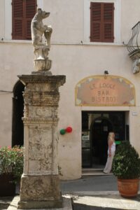 Photo de l'ours Piazza Gregorio VII à Pitigliano