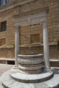 Photo du puits, Piazza Pio II à Pienza