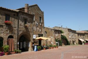 Photo de la Piazza Pretorio à Sovana en Toscane