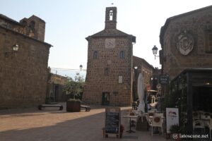 Photo de la Piazza del Pretorio à Sovana avec l'hôtel de ville