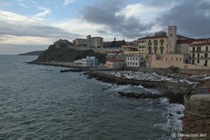 Vue sur Piombino dont la marina