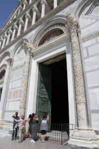 Vue du portail principal de la cathédrale de Pise