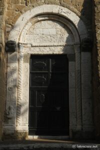 Photo du portail de la cathédrale de Sovana