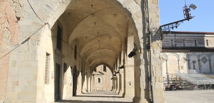 Foto del portico del Palazzo del Comune di Pistoia