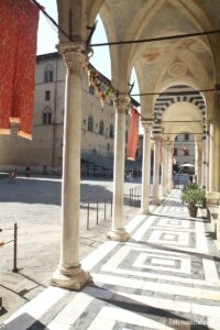 Photo du portique de la cathédrale Saint Zénon à Pistoia