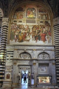 Photo du couronnement de Pie III, Pinturicchio, cathédrale de Sienne
