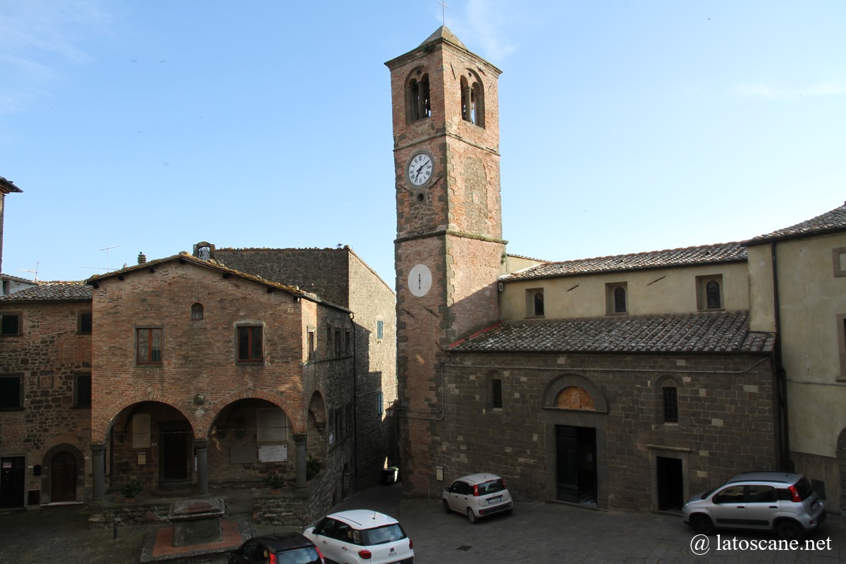 Vue de San Biagio et la place centrale de Montecatini Val di Cecina