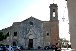 Photo de la façade de l'église Santa Maria dei Servi à Montepulciano