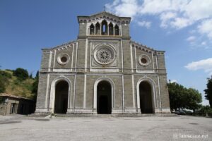 Photo de la façade de la cathédrale de Cortone