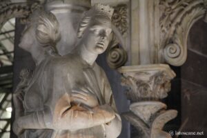 Vue des sculptures de la cathédrale de Pise