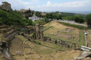 Vue du théâtre romain de Volterra