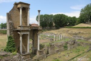 Vue du théâtre romain de Volterra