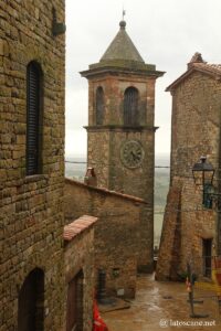 Vue sur la Torre Civica à Casale Marittimo