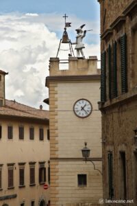 Photo de la tour horloge de Polichinelle à Montepulciano