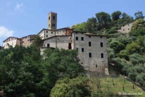 Vue sur Uzzano en Toscane