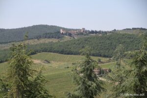 Photo vers le château de Tornano depuis le château de Meleto