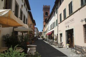 Via Roma, centre historique de Montecarlo en Toscane