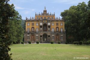 Photo de la façade de la Villa Torrigiani en Toscane