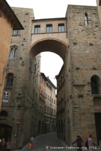 Rue et palais de Volterra