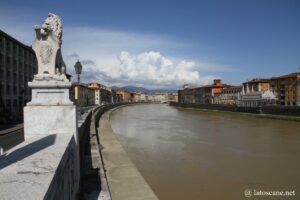 Vue des berges de l'Arno à Pise