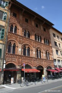 Vue de la façade du Palais Agostini ou Palais rouge à Pise