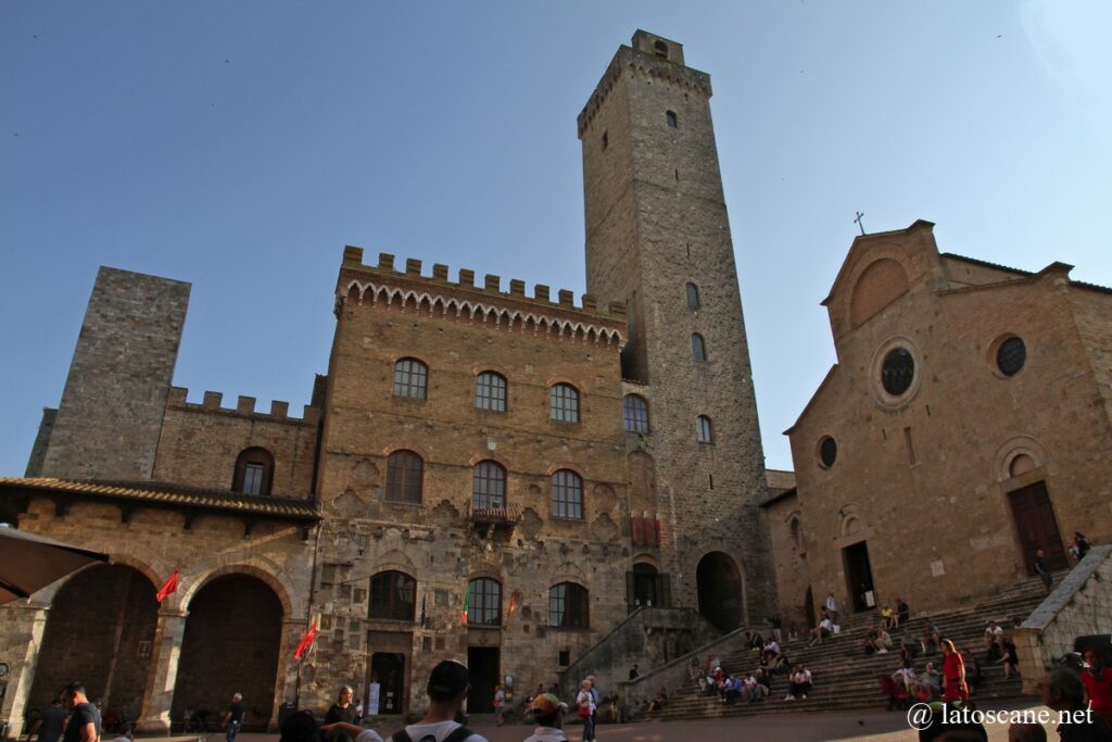 Photo de la Piazza Duomo, San Gimignano
