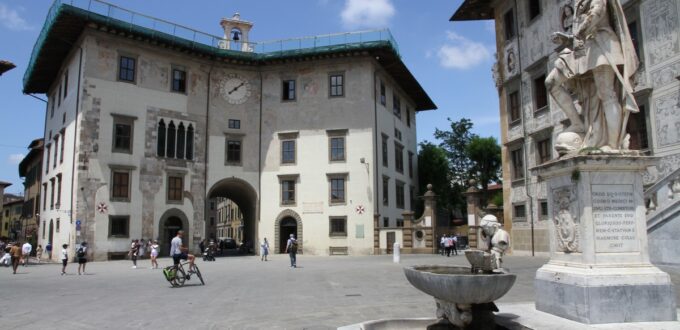 Veduta della Piazza dei Cavalieri, con il Palazzo dell'Orologio a Pisa