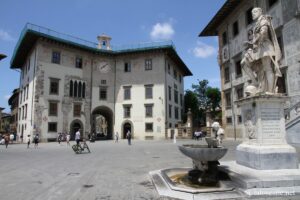 Vue de la Piazza dei Cavalieri, avec le Palais de l'Horloge à Pise