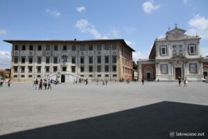 Vue de la Piazza dei Cavalieri, palais Carovanaet Santo Stefano à Pise