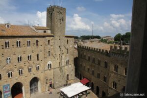 Vue de la Piazza dei Priori à Volterra