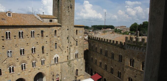 Vue de la Piazza dei Priori à Volterra