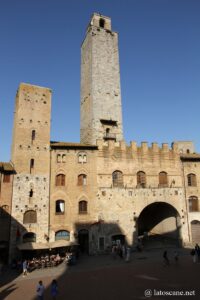 Photo de la Piazza Duomo à San Gimignanio