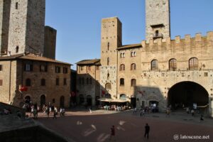 Photo de la Piazza Duomo à San Gimignanio