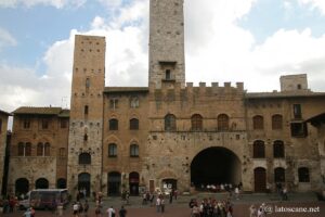 Photo de la Piazza Duomo à San Gimignanio