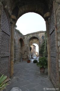 Vue de la Porte San Giovanni à Lucignano