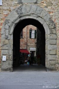 Vue de la porte San Giusto à Lucignano