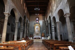 Vue de l'intérieur de San Michele in Borgo à Pise