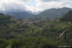 Vue du pont ferroviaire sur le Serchio vers Poggio