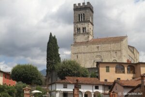 Vue sur Barga et sa cathédrale en Toscane