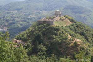 Panorama sur la Forteresse de Verrucole en Toscane