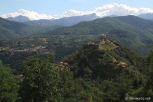 Panorama sur la Forteresse de Verrucole en Toscane